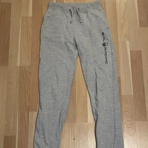 Sail Racing Byxor  - Säljer dessa då de ej används. De är i väldigt fint skick, blivit väl omhändertagna. Ny pris är 800.  Pris sänks vid snabb affär🤲🏼