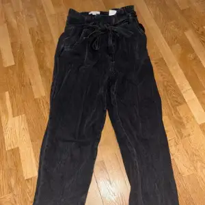 Jeans i svart/grå färg från H&M. Knyter i midjan. Ankellängd på benen. Fläckfria och hela&rena.
