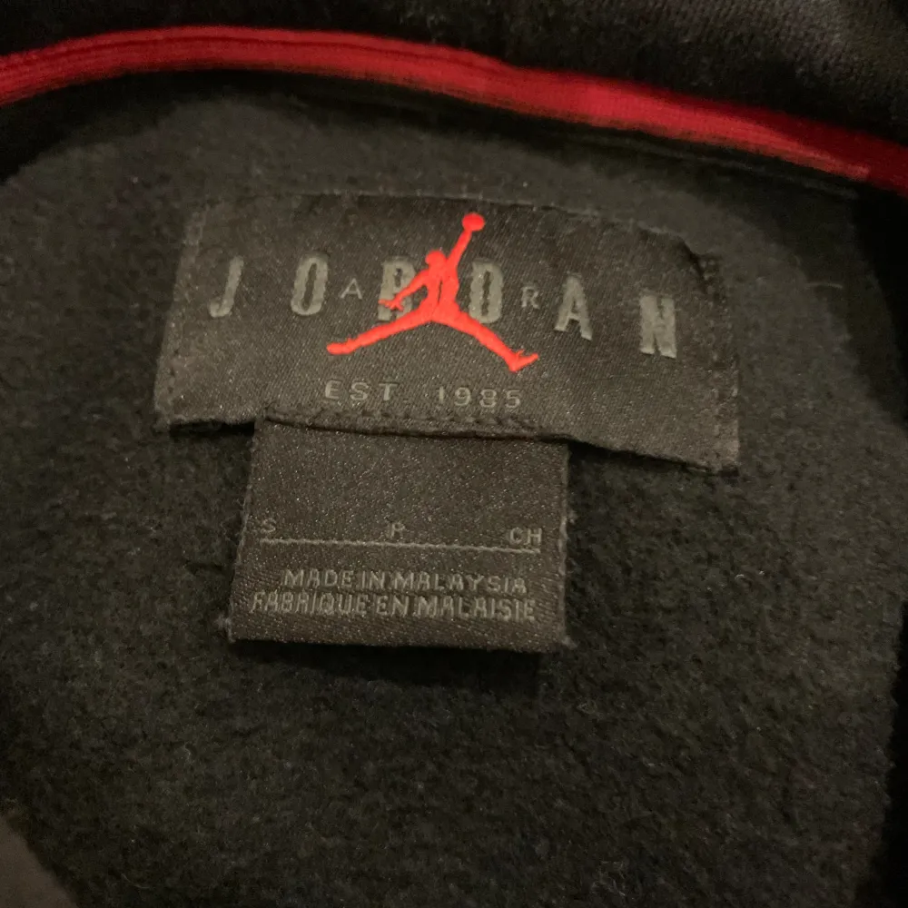 Säljer en Jordan hoodie i perfekt skick, inga defekter eller fläckar. Den har väldigt bra passform och är svart med storlek S.. Hoodies.