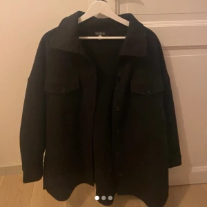 Vår kappa - Super skön Svart kappa från boohoo som är perfekt för sommaren (som är inprincip ny!) Köpt för nypris vid  800kr