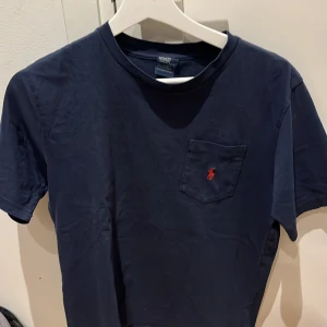 Polo t-shirt - Tvär fet mörkblå polo t shirt  Passar ca 170 Bra skick 