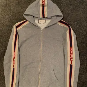 GUCCI ZIP HOODIE Skick 9/10 Size L fits M/L Självklart äkta! Nypris 9000:- Mitt pris 4.499:-