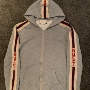 GUCCI ZIP HOODIE - GUCCI ZIP HOODIE Skick 9/10 Size L fits M/L Självklart äkta! Nypris 9000:- Mitt pris 4.499:-