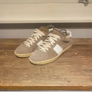 Yves Saint Laurent skor - Tja, säljer nu dom hör asfeta Saint Laurent skorna i 9/10 skick. Storlek 41 men större i storleken så passar 42. Hör av dig om du har några frågor.