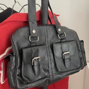 vintage väska  - de silvriga spännena saknas, annars är den i väldigt bra skick utan defekter💕💓