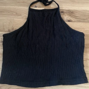 Svart linne - Svart linne ligger bara i garderoben, aldrig använd