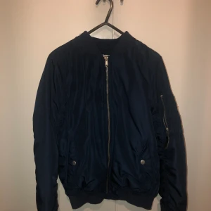 Jacka - Säljer denna jackan från H&M i storlek 146🫶🏽💗  Skriv för mer bilder om det behövs 💋💋