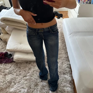 Lågmidjade jeans - Jättefina lågmidjade jeans från märket Fornarina. Midjemåttet är 36cm tvärs över och innerbenslängden är 82cm❤️ de är i bra skick!
