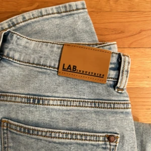 Ljus Blå Jeans  - Detta är ett par Ljus blå jeans i storlek 164 och är regulear fit. Nästan aldrig använda .