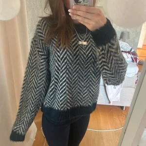 Mönstrad tröja  - jättesnygg mönstrad stickad tröja!!😍😇så skön!! aldrig använd, lappen är kvar🥰