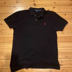 Polo Ralph Lauren piké  - En fin och trendig polo Ralph Lauren piké. OBS på baksidan vid kragen finns det en liten defekt men det syns inte när man har på sig den