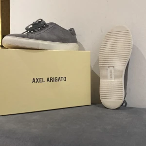 Arigato skor - Säljer dessa skor eftersom att jag har växt ur dom. Skick 8/10 ganska fina. Storlek 40. Pris kan diskuteras!