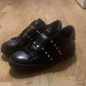 Tjena säljer nu mina valentino open rockstud intitled, skorna är mycket sparsamt använda och i mycket fint skick! Storlek 42