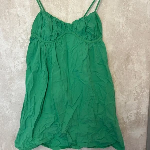 Miniklänning  - Super söt sommarklänning från zara i storlek S. Använd utan defekter💞