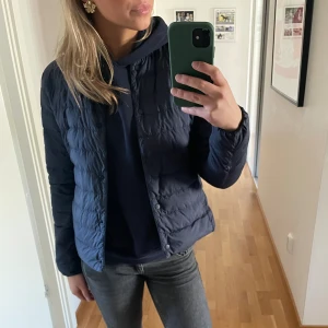 Vår jacka  - Tunn mörkblå jacka från uniqlo. Köptes förra våren för 799kr, använd i några månader men inga defekter. Modellen heter ultra light down jacket. Perfekt att ha nu till våren/sommaren då den inte är för tjock och väldigt snygg!🤗 Skriv för fler frågor❤️