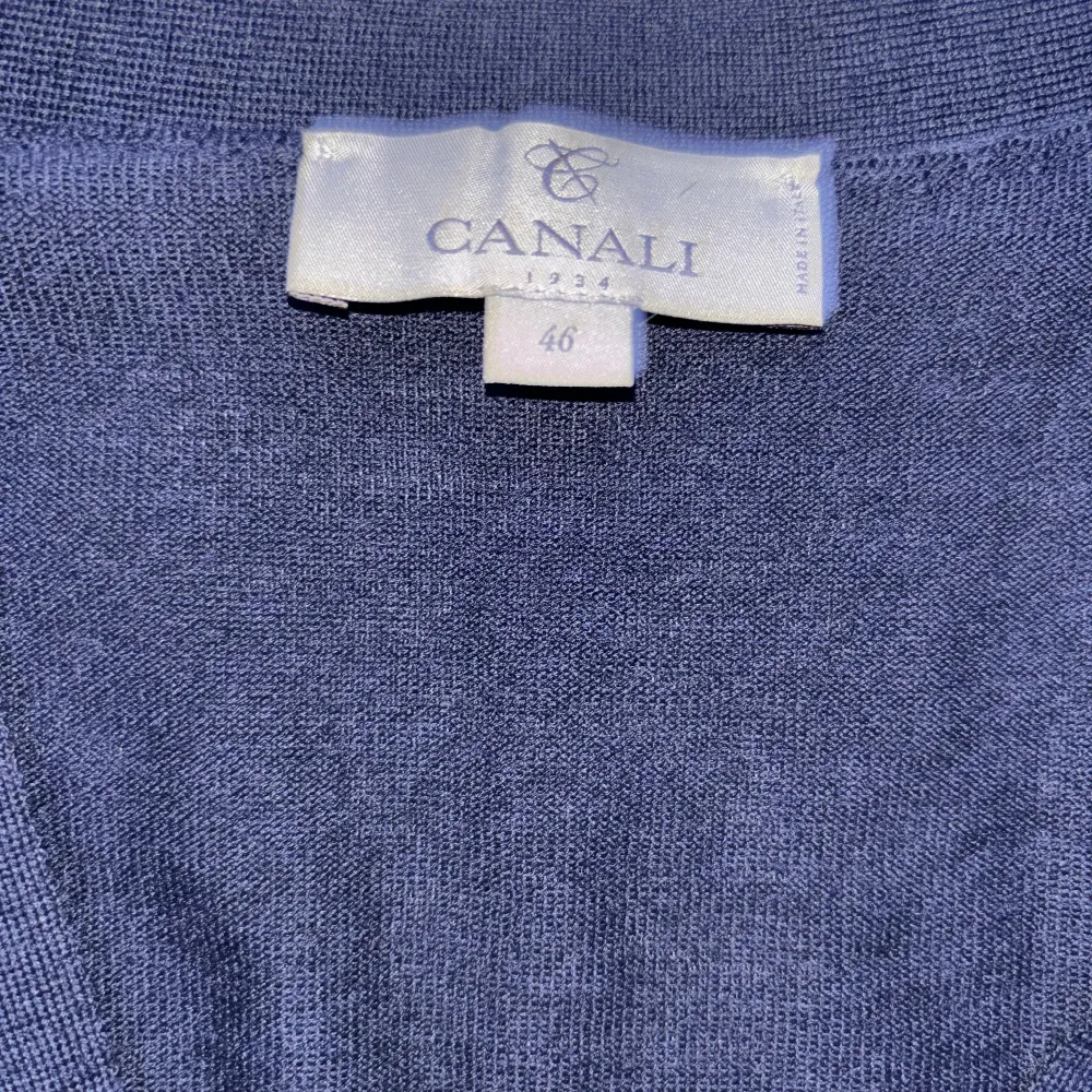 Canali cardigan storlek s. Inga  defekter, säljer då den tyvärr blivit för liten för mig. Nypris: 2400. Tröjor & Koftor.