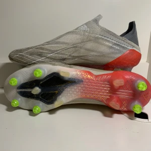Adidas speedflow whiteshark fotbollskor  - Använd-nyskick  41,5  Helt nya skruv dobbar 