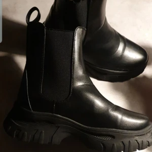 Duffy vinterkänga  - Duffy vinterkänga,  använd 3ggr, stl 39. Tycker att dom är för snäva i skaftet därav försäljning. Annars bra i stl. Nypris 899:-