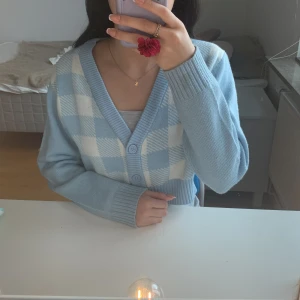 Fin blå kofta!🩵 - Säljer en fin blå kofta som är i fint skick! Säljer då den inte kommer till användning längre💕 Inga defekter förutom några fläckar längst ner vid armarna som knappt syns och som går bort i tvätten💕💕 Kan tänka mig att sänka priset vid snabb affär!🫶🏼💕 