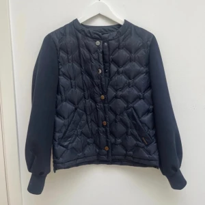 Jacka Mos Mosh - Marinblå jacka från Mos Mosh i storlek XS. Mycket bra skick! Säljs inte längre. Nypris 2299kr