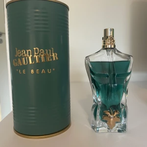 Jean Paul Gaultier Le Beau EDT  - Jpg le beau EDT som är inköpt för ca 1 månad sen men har knappt använt. Ungefär 72-73 ml kvar av 75. Box följer med.  Köpt för 950 men går knappt att få tag på nu