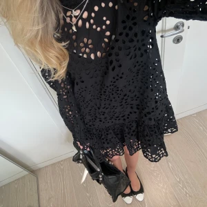 Hålbroderad klänning  - Säljer min så sjukt populära och efterfrågade hålbroderade klänning från h&m som tyvärr är slutsåld på hemsidan💕💕 sparsamt använd 