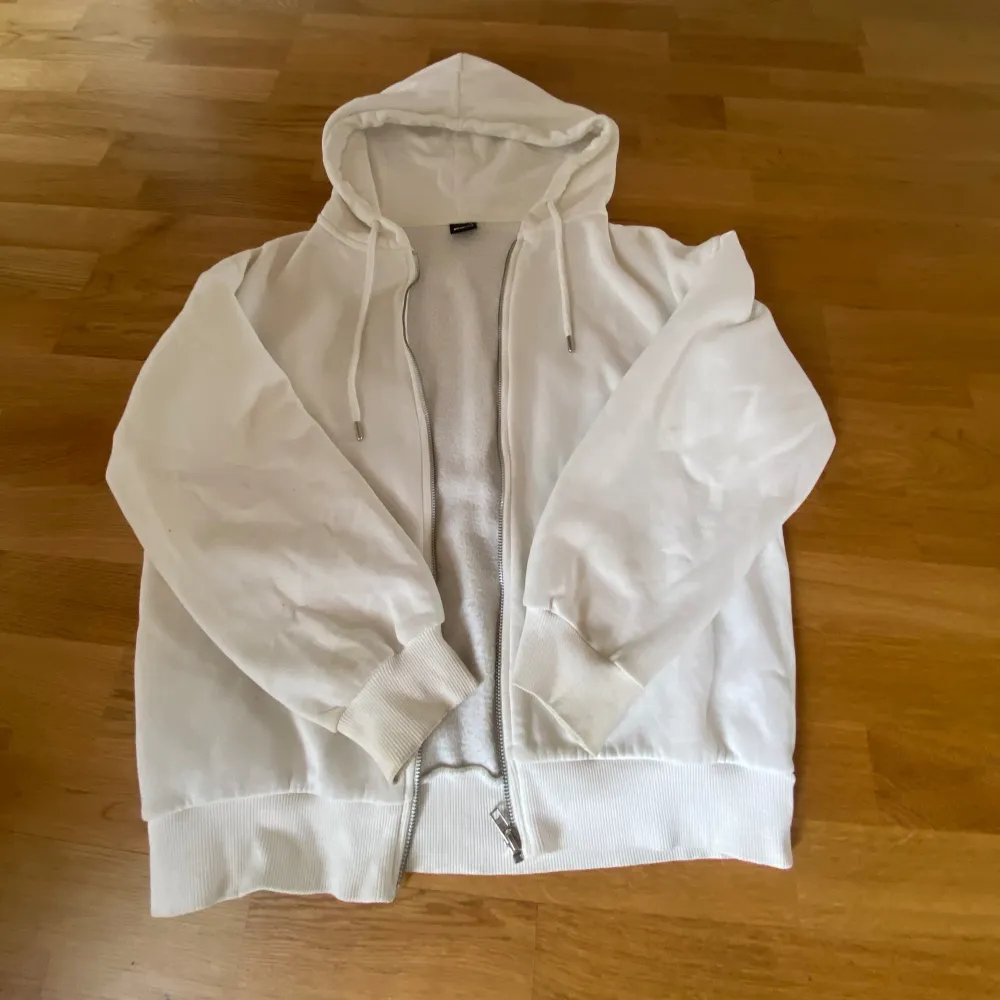 En vit och skön hoodie med dragkedja från Gina, i storlek XS, men är ganska stor i storleken så kan också passa till S-M 🙌Säljs då den inte längre kommer till användning 🌟 Perfekt till våren 💘💘. Tröjor & Koftor.
