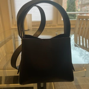 Gina tricot väska - PU mini bag från gina, använd 2 gånger. Säljer pga rensar väskor