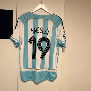 Messi tröja från VM 2006 - En fet tröja perfekt t sommaren. Mycket bra skick, knappt använd alls. 