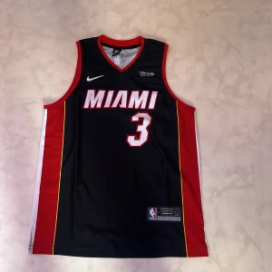 Miami Heat jersey - Jerseyn har aldrig använts utan var menad som en prydnad. Jerseyn är storlek L och är en Dwanye Wade jerseyn.