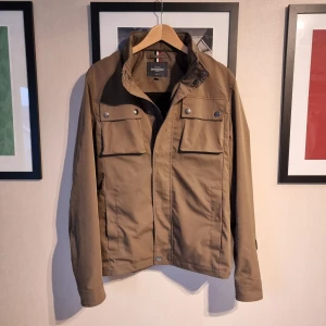 Field jacket - Sjukt snygg field jacket, knappt använd, vädligt bra skick. Modellen är 183 och väger ca 67. Vid frågor/fler bilder är det bara att skriva //Kba_Closet 