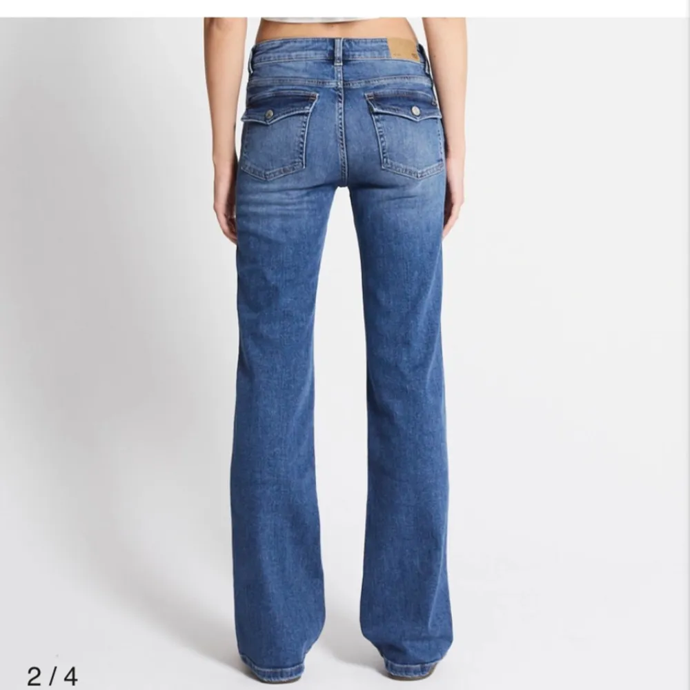 Säljer dessa fina jeansen från lager 157 i storlek M. Jag har aldrig använt dem och de är även uppsydda av en sömmerska så att de ska passa mig som är 158cm.💓 säljer dem för 250kr o de är köpta för 400kr. Jeans & Byxor.