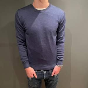 Oscar Jacobson tröja | Storlek S | 100% merinoull |  Skick: 10/10 | Blå färg | Modellen är 180 och väger 67 kg | Hör gärna av dig vid frågor och funderingar ⭐️