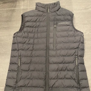 Peak performance väst - Fin peak performance väst i väldigt bra skick. Inga defekter. Priset kan diskuteras. Storlek s men passar medium med