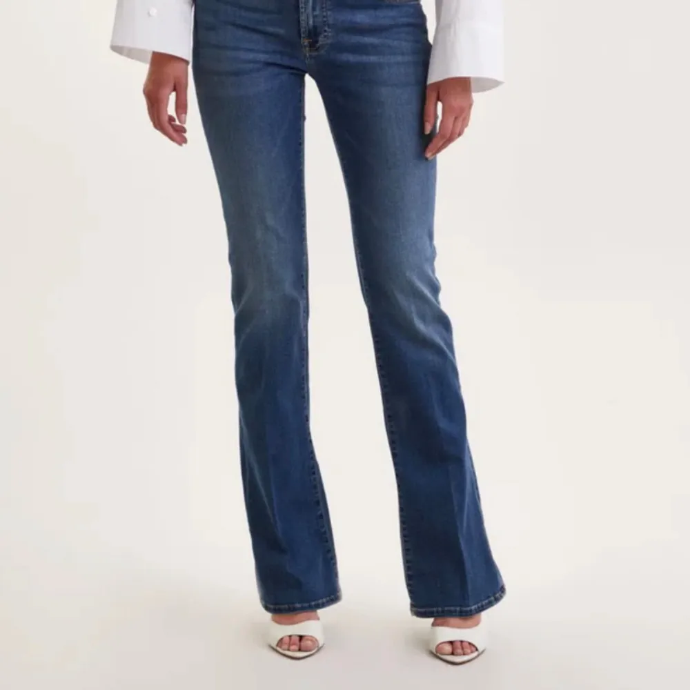 Snyggaste jeansen, strl 24 men passar även 25. 32 i midjan. Något slitage längst ner bägge ben, därav lågt pris. Nypris 1999kr. Jeans & Byxor.