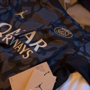 Psg t-shirt - Säljer nu min psg tshirt den är helt oanvänd, köpt för 1200 på jd.  kan gå ner i pris