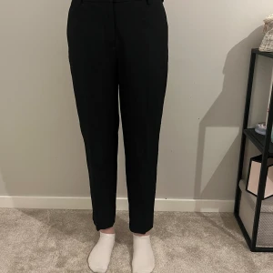 Snygga kostymbyxor! - Säljer kostymbyxorna p.g.a att de är för korta. Bra passform utöver längden (tjejen på bilden är 163 cm). Endast använda 1 gång och har inga defekter. 
