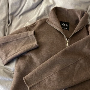 Zara Tunn jacka/kofta - En vådligt Fin vår kofta som passar jätte bra till sommaren. Köpt i butik använd en gång. Köpte den för 900-1000kr. Säljer nån femhundring billigare. I fint bra skick som ny!