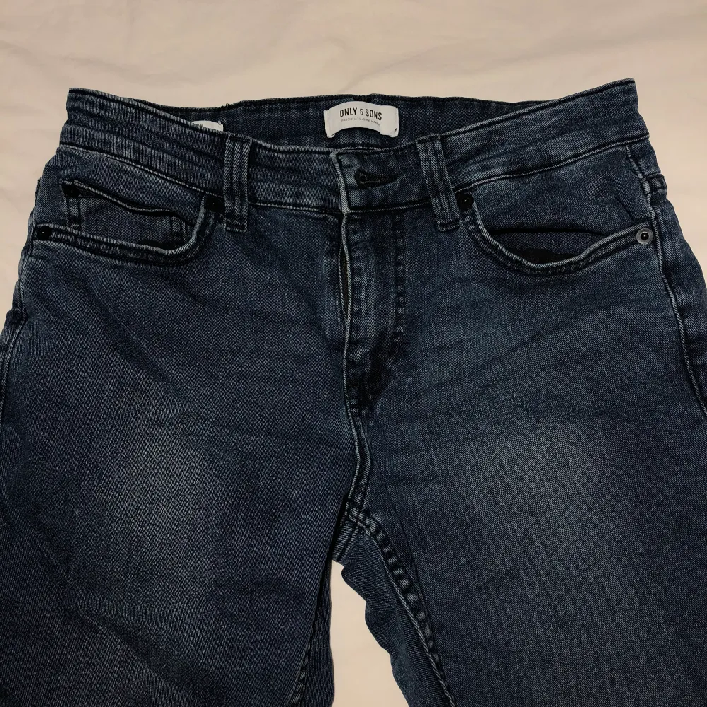 Herr jeans i Slim modell. Midjemått: ca 73cm. Innerbenslängd ca 84cm. Vikt ca 470g.. Jeans & Byxor.