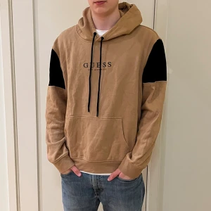 Beige hoodie - Snygg beige hoodie från Guess Los Angeles i storleken XL. Bra kvalite.