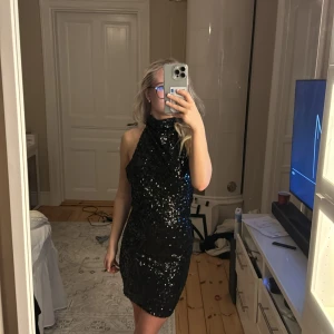 Intressekoll på denna asballa klänning - En asball glitterklänning från Ginatricot med öppen rygg, endast använd 1 gång. Säljes pågrund av att den är för liten för mig 