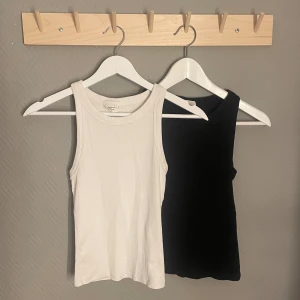 Linnen Gina  - Ett svart o ett vitt linne köpta på Gina. Använda men inget som syns på dem utan de är i nyskick. Köpta för 129kr/st. Skriv för fler bilder ❣️ (Köpta för några år sedan och tror inte exakt denna modellen finns kvar att köpa)