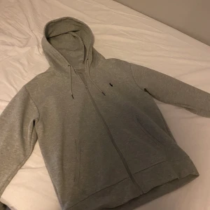 Ralph lauren zip hoodie - Grå Ralph lauren zip hoodie, Skick 10/10-helt ny, Storlek M, hör av dig vid intresse eller funderingar🙌
