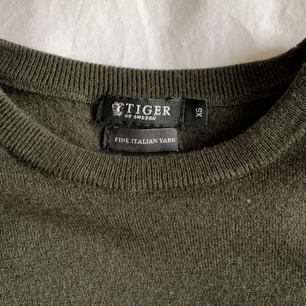 Säljer en mörk grön ull Tiger of Sweden tröja i storlek XS (passar S) för 450kr. Det är endast använd ett fåtal gånger. Om du undrar något är det bara att skriva :). Stickat.