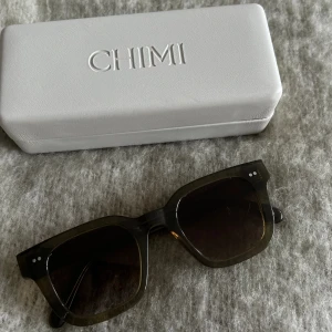 Chimi solglasögon  - Säljer ett par chimi eyewear solglasögon i modellen 04, färg grön! Ena linsen har en repa men det syns inte så mycket. Annars är de i gott skick!