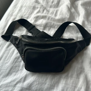 Svart midjeväska - Sälj pga att aldrig används, aldrig använd! Från new look