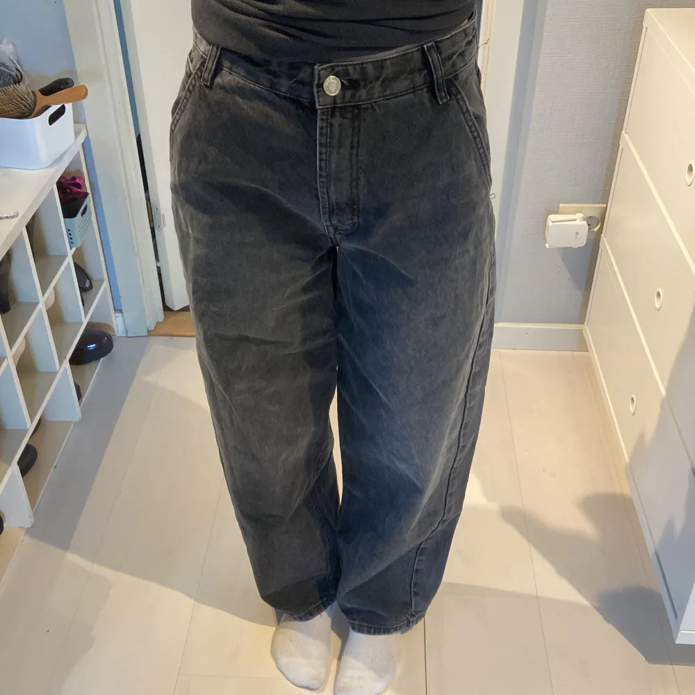 Storlek 34, för små, bra skick, använda en gång, obs kolla min bio . Jeans & Byxor.