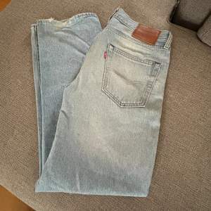 Ljusblå jeans | aningen blåare i verkligeheten | Skick 6/10 | fräsha över lag men lite använda vid hälarna därav priset | Köpta på Carling’s för 1100kr