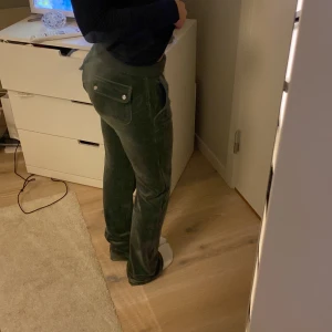 Juicy couture - Säljer mina nästan sprillans nya juicy, i färgen mörkgrön. Dom e knappt använda och inte knollriga alls. Säljer för jag har inte använt dom. Väldigt snygga