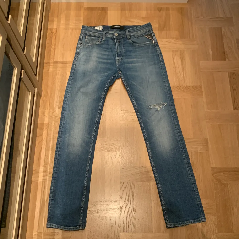 Säljer dessa jeans från Replay | Modell: Rocco | Skicket på jeansen är mycket bra utan några defekter | Storleken på jeansen är 28/32 | Mitt pris: 499kr - Nypris: 1599kr | Hör gärna av vid minsta lilla fråga! |. Jeans & Byxor.